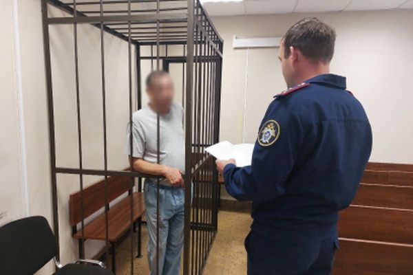 Брянский предприниматель получил 4 года колонии и штраф 400 тысяч рублей за нелегальную продажу сигарет и взятку полицейскому – фото