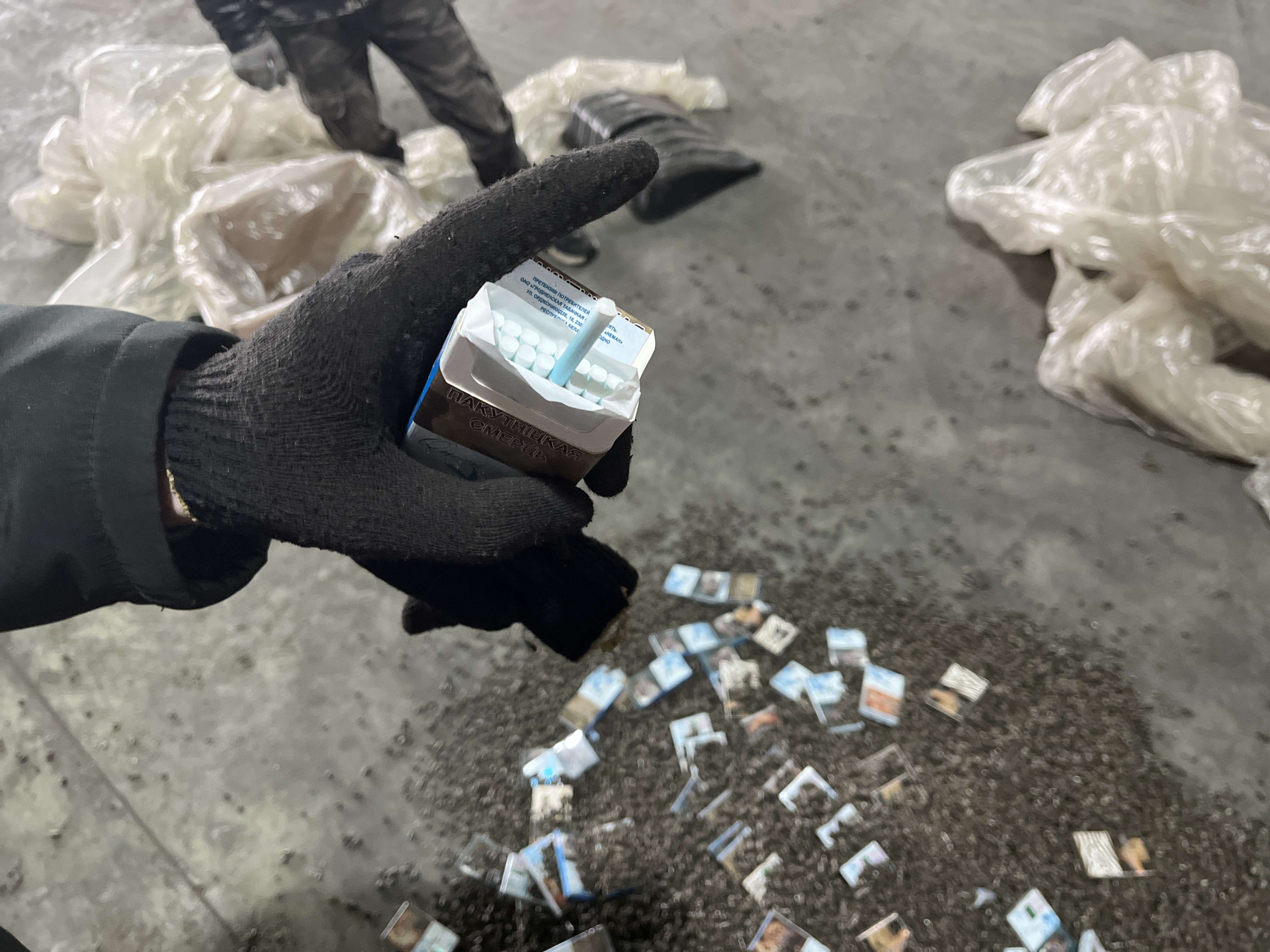 Больше тонны белорусских сигарет обнаружили псковские таможенники в фуре с твердым биотопливом – фото
