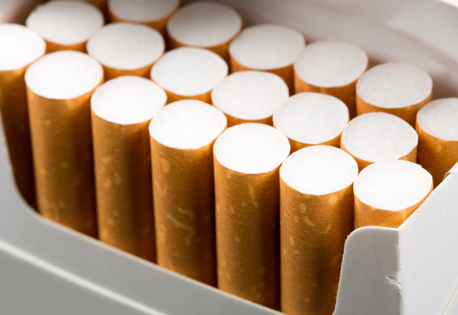 Сети из нелегальных сигарет: как онлайн-продажи провоцируют рост табачного теневого сегмента – фото