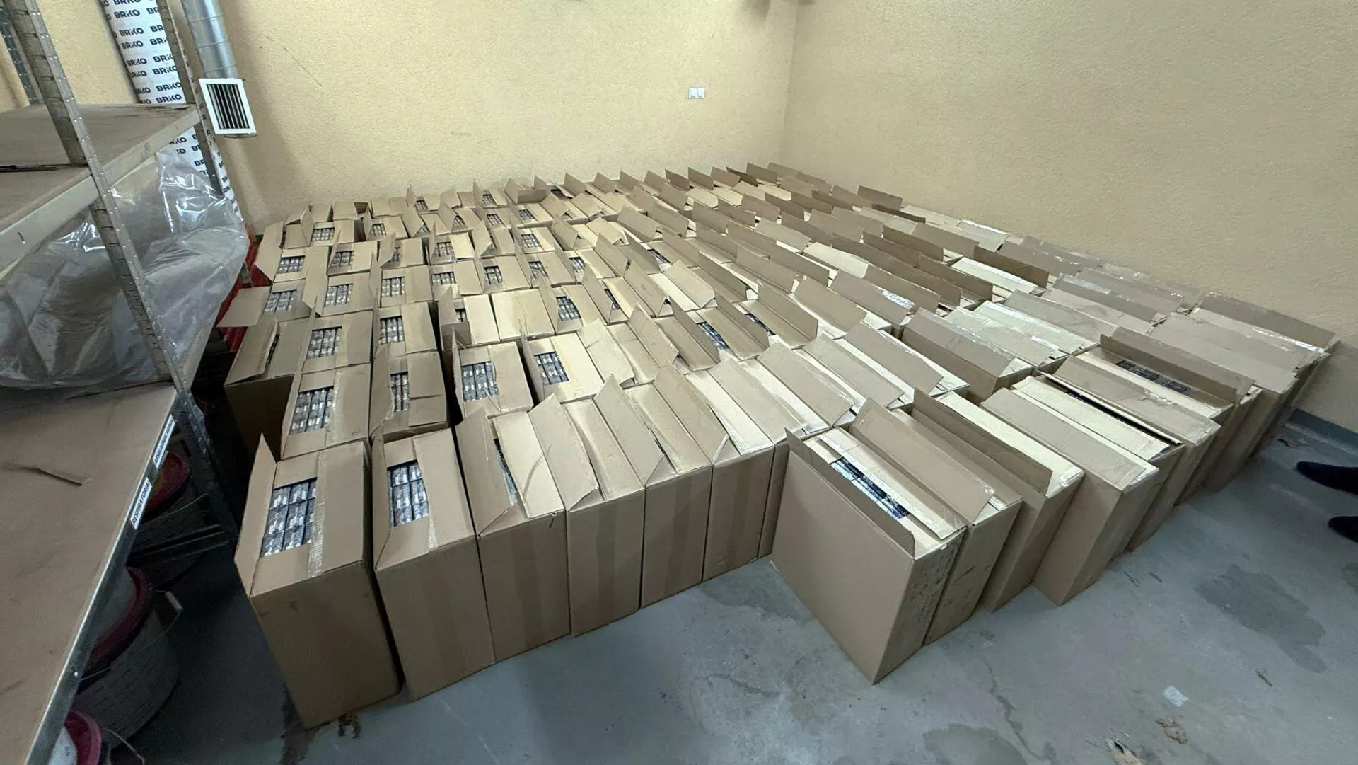 Литва: Остановили Peugeot Boxer, а в нем контрабанда на 364 тысяч евро – фото