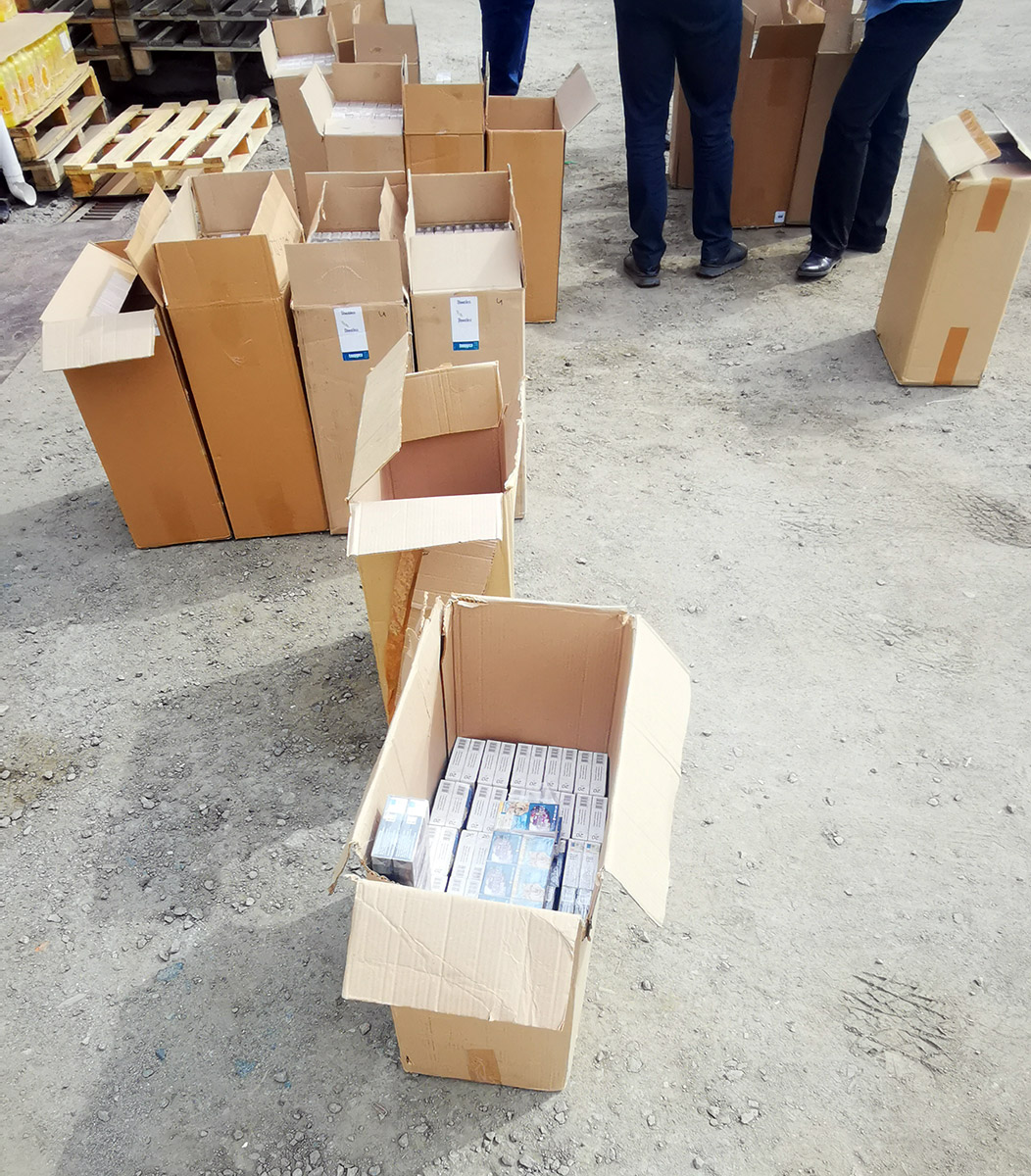 Челябинские полицейские пресекли продажу 44 тысяч пачек нелегальных сигарет  – фото