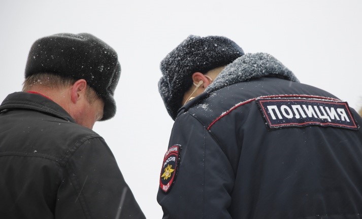 В Омской области задержан полицейский, покрывавший продажу контрафактного табака – фото