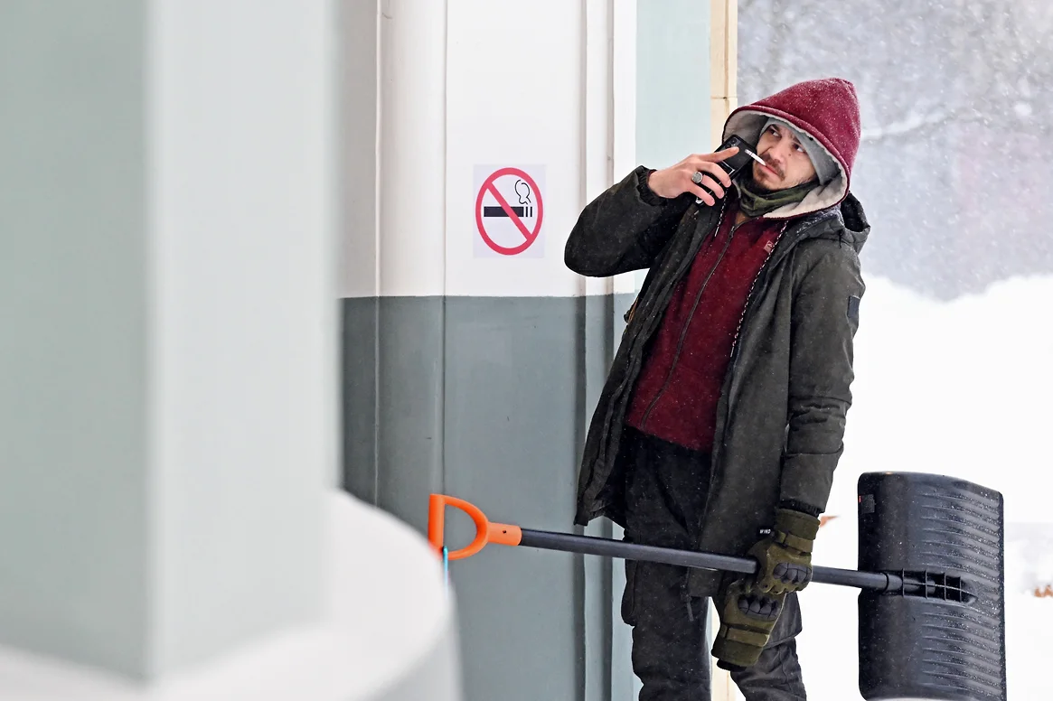 «Коммерсант»: Лицензирование табачной розницы отложили до сентября – фото