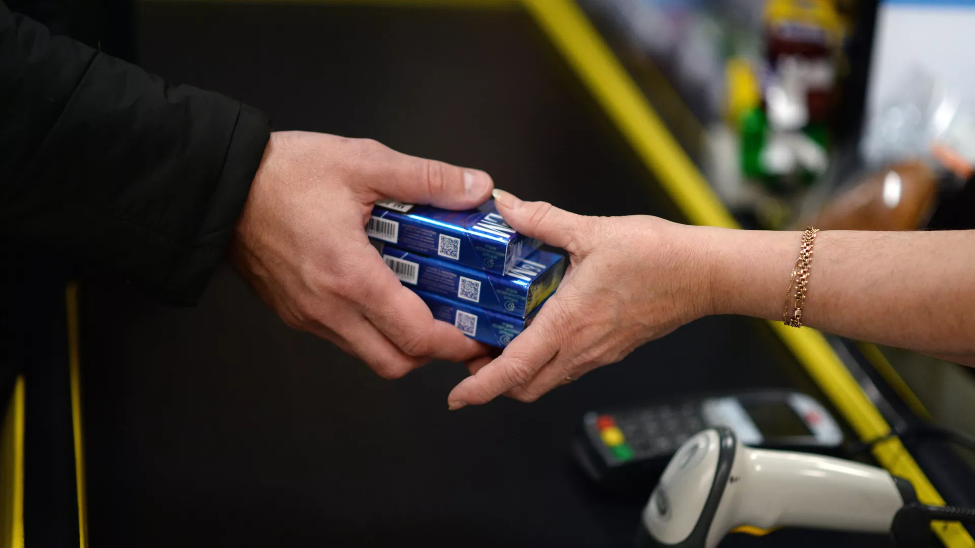 Правительство: Наказание за торговлю без лицензии перенесено, но не отменено – фото