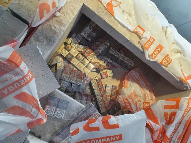 Белорусские контрабандисты перешли с пиломатериалов на бетонные блоки: на литовской границе выявлены 100 тыс. пачек нелегальных сигарет – фото