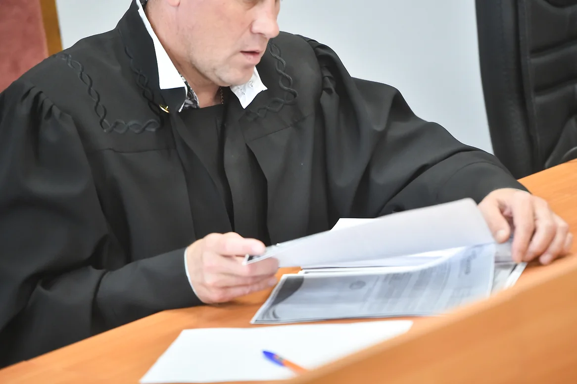 Хакасия: В колонию за торговлю вещдоками – фото