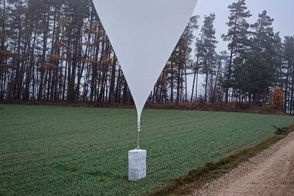 Польша: Атака метеозондов с&nbsp;сигаретами – фото