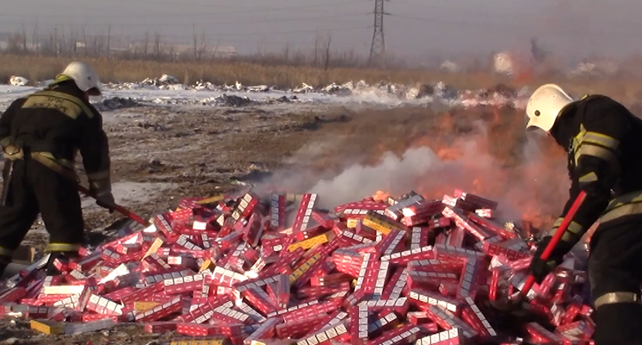 Омская полиция взорвала нелегальные сигареты на 21 млн рублей – фото