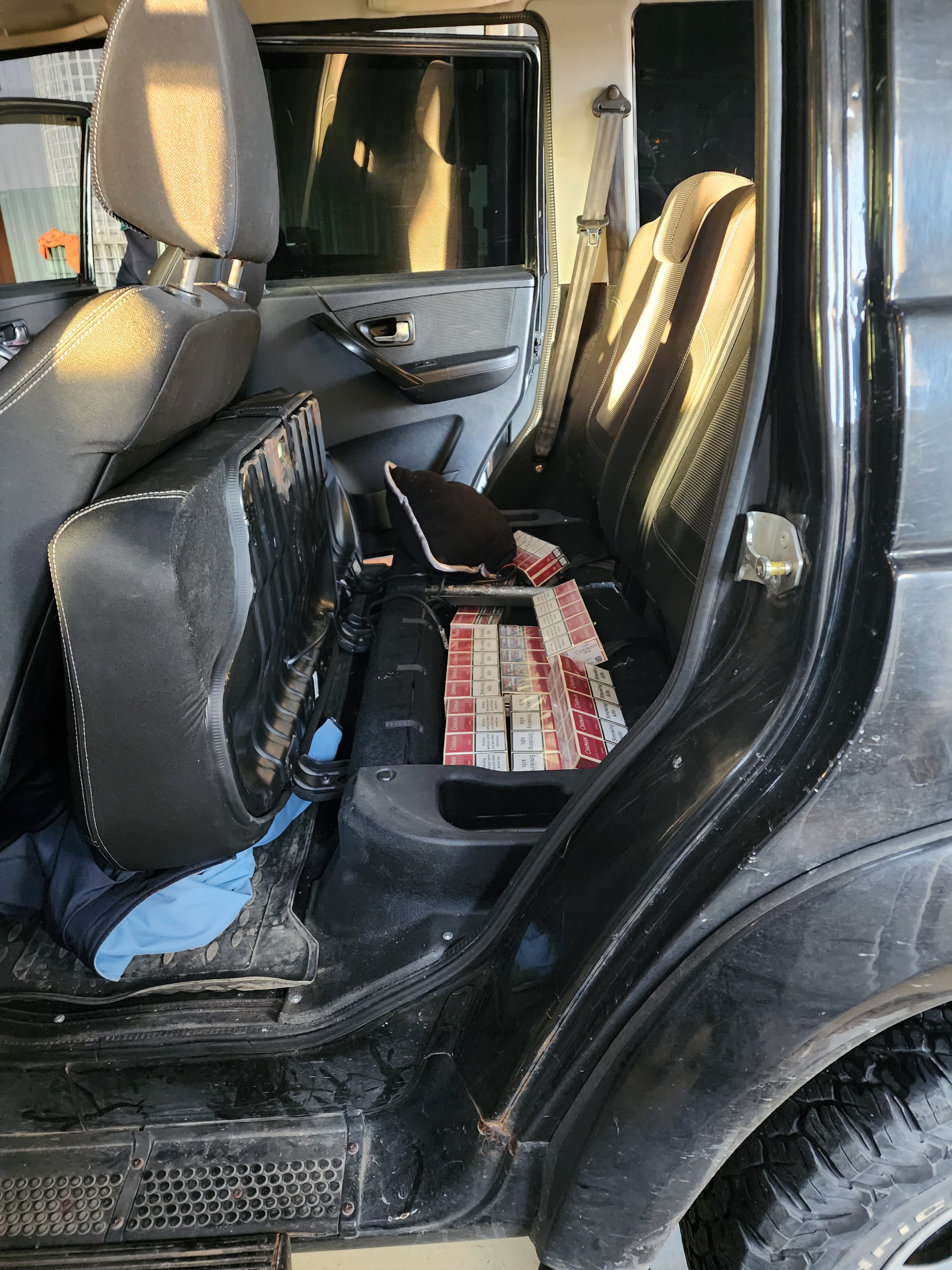 Тайники с нелегальными сигаретами обнаружены в легковых автомобилях на границе с Абхазией – фото