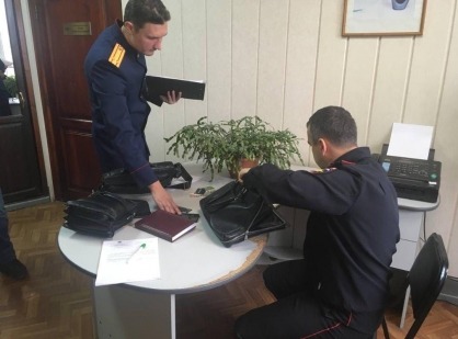 ФСБ задержала начальника отдела полиции в Омске по делу о коррупции. Он покровительствовал знакомой предпринимательнице, торговавшей нелегальным табаком. – фото