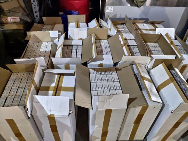 На Кубани у предпринимателя изъяли 15 000 пачек нелегальных сигарет – фото