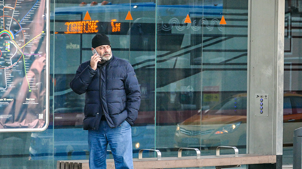 «Ведомости»: Продажу сигарет запретят не на всех остановках общественного транспорта – фото