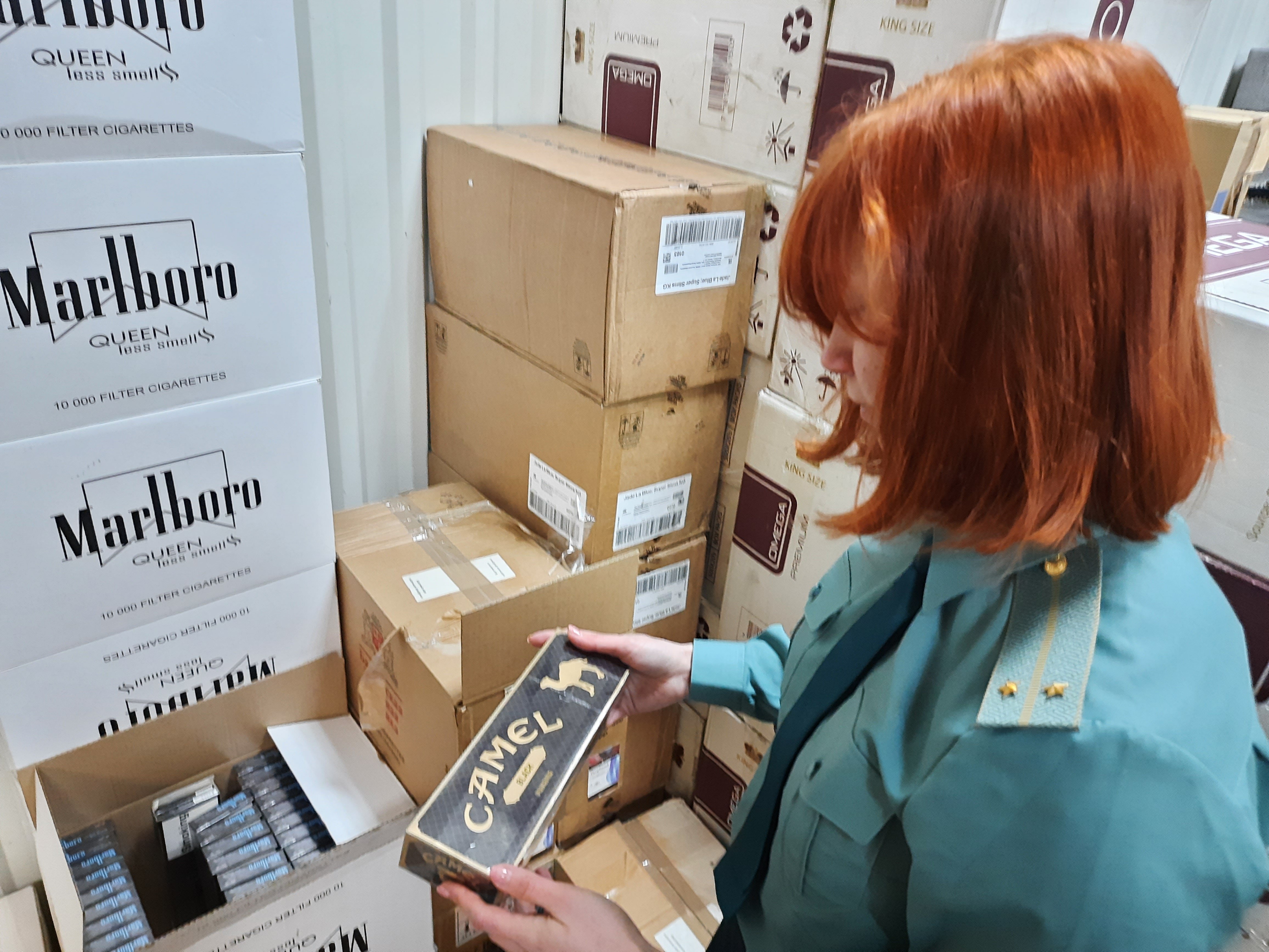 Таможенники Санкт-Петербурга обнаружили склад с миллионом немаркированных сигарет – фото