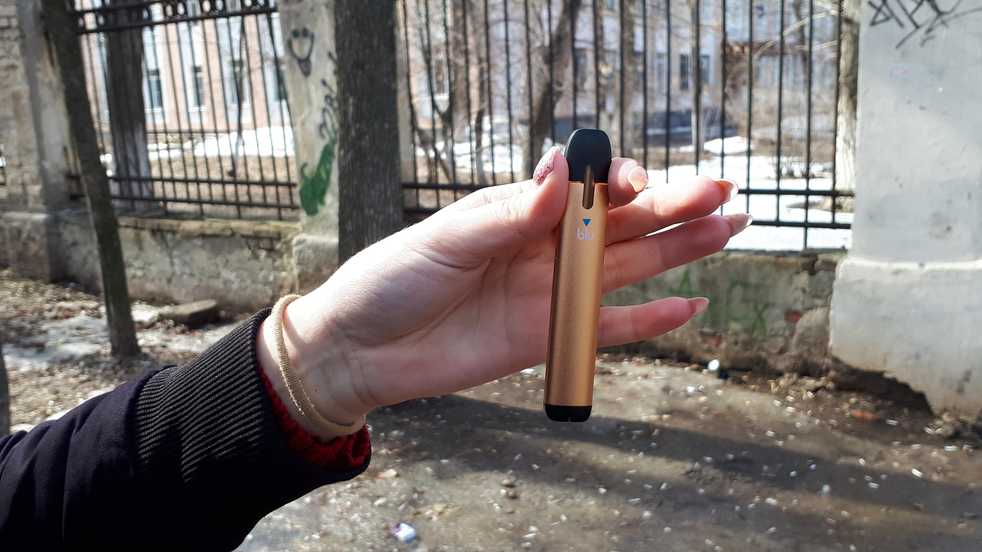 По данным опроса ВЦИОМ, молодежь в России стала меньше курить – фото