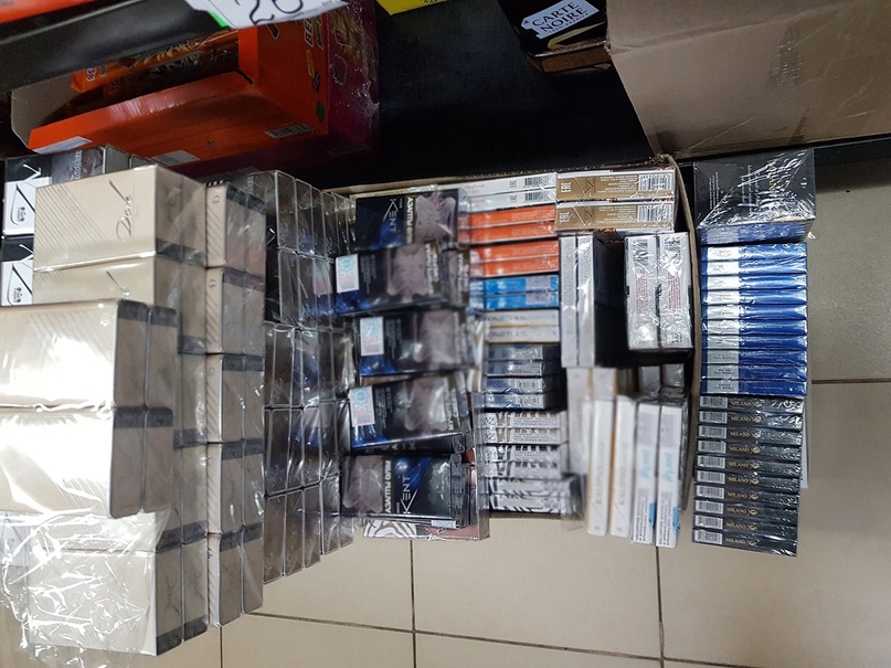 На четырех омских полицейских завели дело из-за продажи конфискованных табачных изделий – фото
