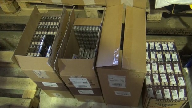 В Вологде полицейские изъяли 44 000 пачек контрафактных сигарет  – фото